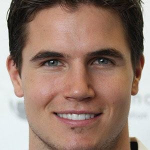 Robbie Amell Profile Picture