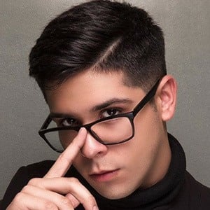 Álex Flores Headshot 2 of 10