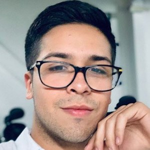 Álex Flores Headshot 3 of 10