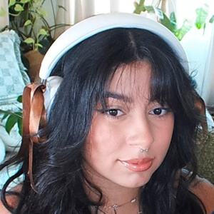 dailyalissa Headshot 4 of 6