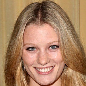 Ashley Hinshaw Headshot 4 of 6