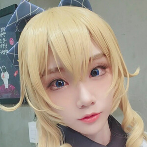 Aza Miyuko Headshot 4 of 6