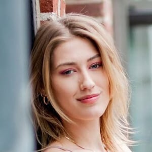 Caroline Baniewicz Headshot 3 of 6