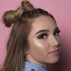 Chloe Calandra Headshot 11 of 14