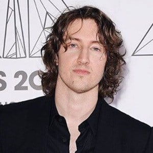 Dean Lewis Headshot 5 of 10