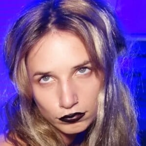 Emma Rose Harris Headshot 2 of 8