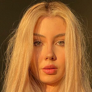 Farah Nazor Headshot 5 of 12