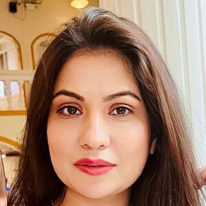 Geet Gambhir Headshot 6 of 7
