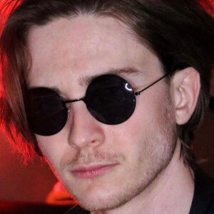 guybehindtheglassez at age 28