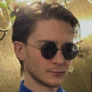 guybehindtheglassez at age 28
