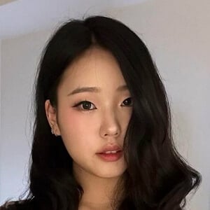 Jessica Kim Headshot 4 of 6