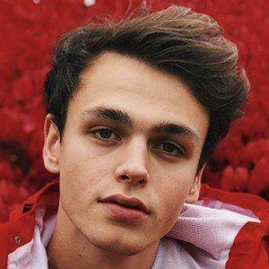 Jonah Marais Headshot 4 of 10