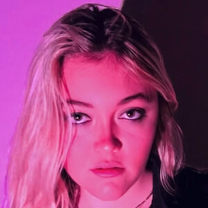 Julz Dunne Headshot 10 of 11