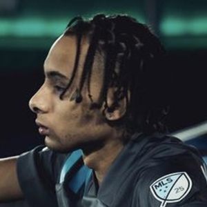 Kam Bennett Headshot 5 of 10