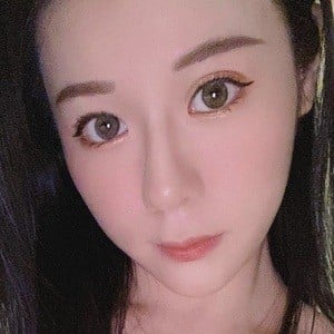Kamchi Chan Headshot 8 of 10