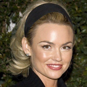 Kelly Carlson Headshot 5 of 10