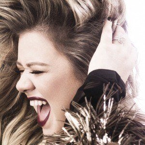 Kelly Clarkson Headshot 4 of 9