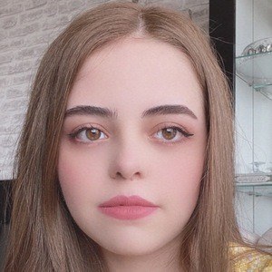 Linda Halab Headshot 2 of 10