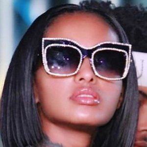 Lola Monroe Headshot 4 of 7
