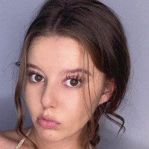 Maddie Davies Headshot 3 of 10