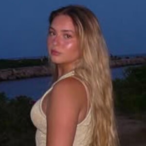 Madelyn Wodecki Headshot 5 of 10