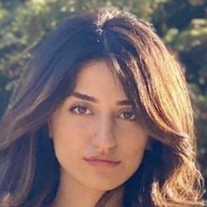 Melody Oz Headshot 2 of 10