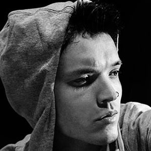 Meny Méndez Headshot 6 of 6