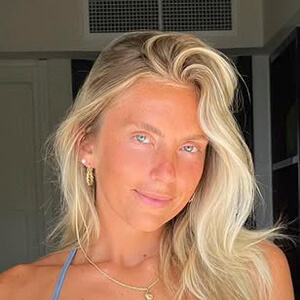 Mia Positano Headshot 6 of 7