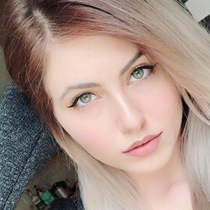 Nicki Taylor Headshot 5 of 6