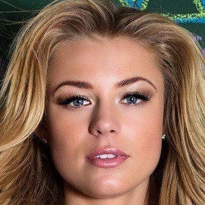 Nikki Leigh Headshot 5 of 6