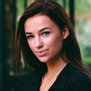 Nina Warink Headshot 2 of 10