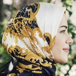 Noor Amra Headshot 3 of 10