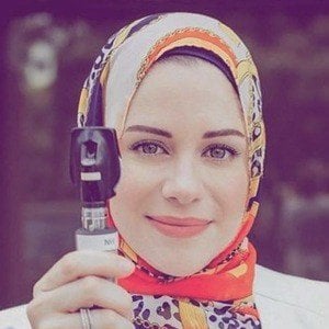 Noor Amra Headshot 6 of 10