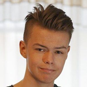 Oliver Hollo Headshot 6 of 10