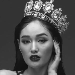 Sachzna Laparan Headshot 2 of 3