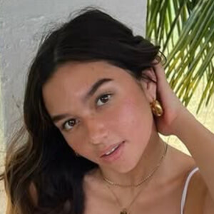 Stef Draper Headshot 6 of 10