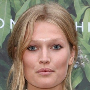 Toni Garrn Headshot 9 of 10