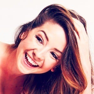 Zoe Sugg Headshot 2 of 2